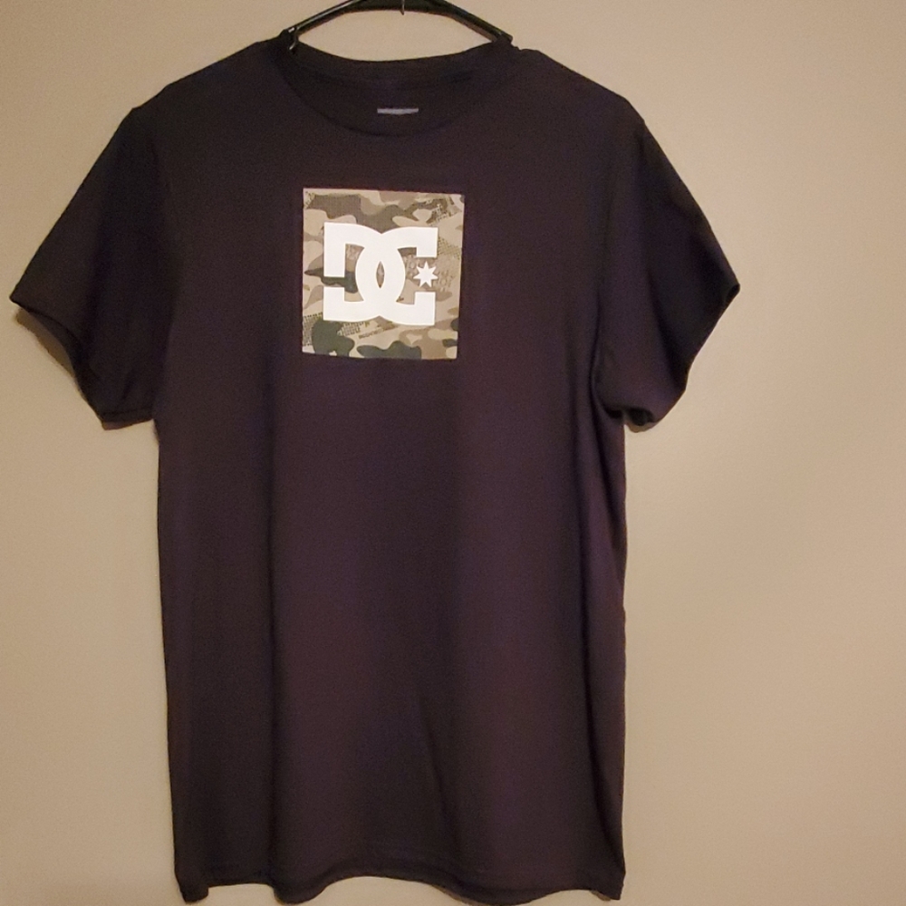 MEN'S DC TEE SHIRT SIZE MEDIUM